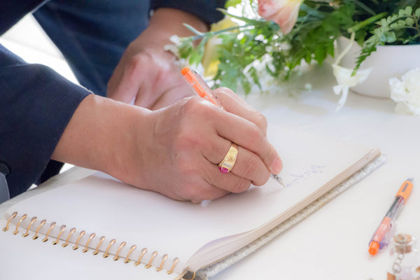 How to Choose a Wedding Guest Book